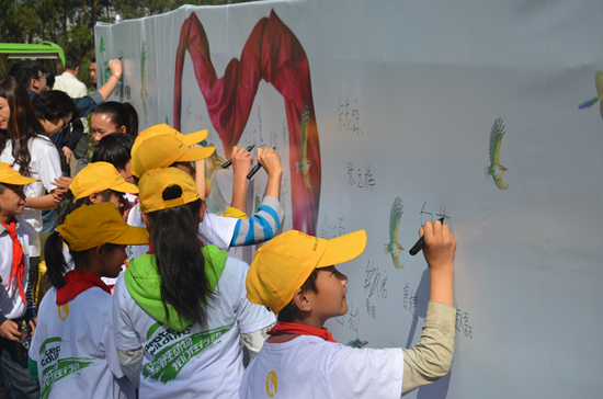 云南省举办第34届“爱鸟周”宣传和放生活动