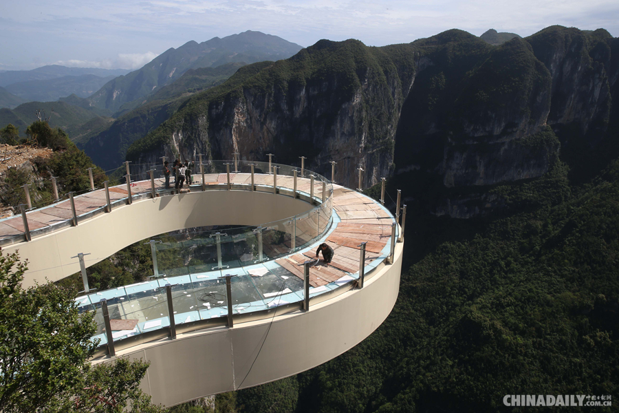 世界第一悬挑玻璃景观廊桥即将对外开放