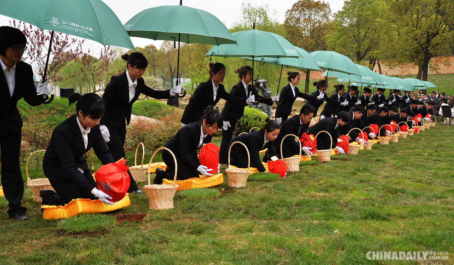 武汉举行首届集体环保葬 35名逝者回归自然