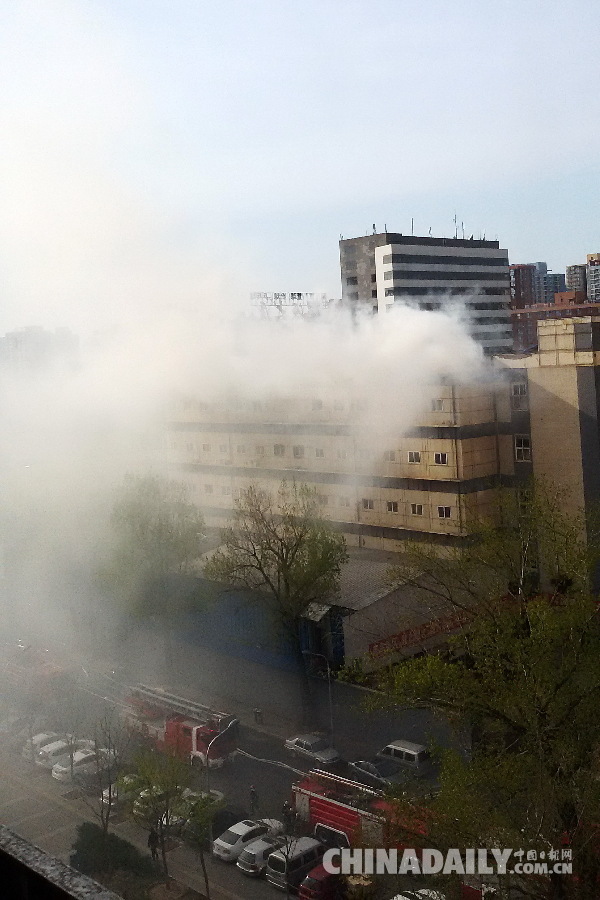 北京一大厦发生火灾 暂无人员伤亡报告