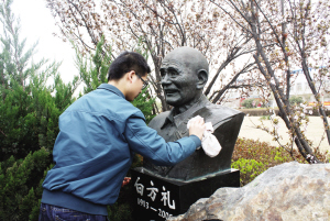 天津大学师生为白方礼老人扫墓:将爱心传递下去