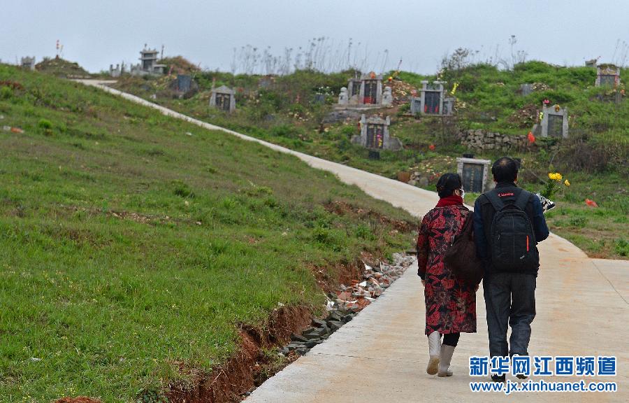 4月6日,市民在南昌市瀛上墓区手捧鲜花准备祭拜亲人.