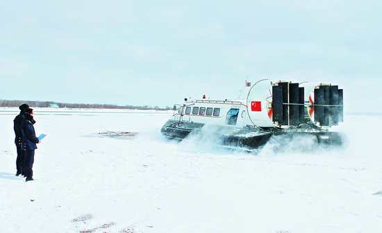 黑龙江迎“流冰期” 气垫船成中俄旅客运输主要方式