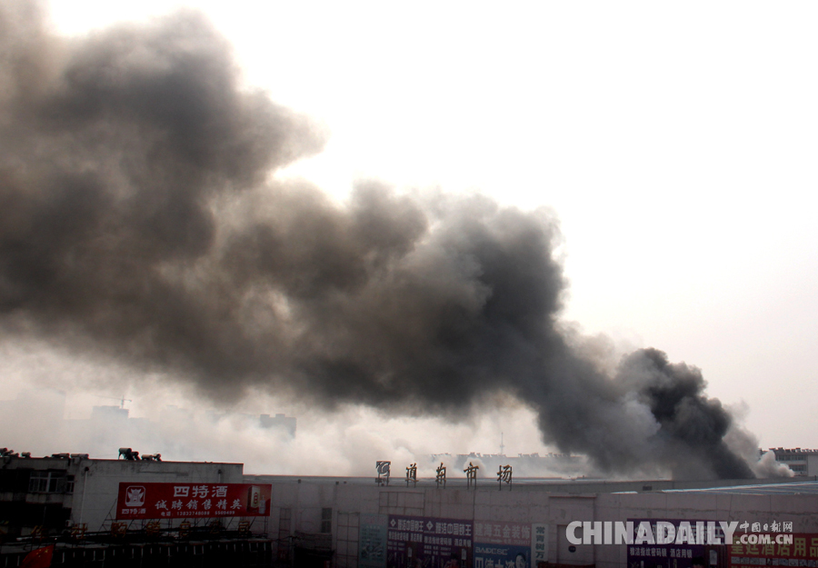 河北沧州批发市场大火持续十余小时未扑灭 周围居民全部撤离