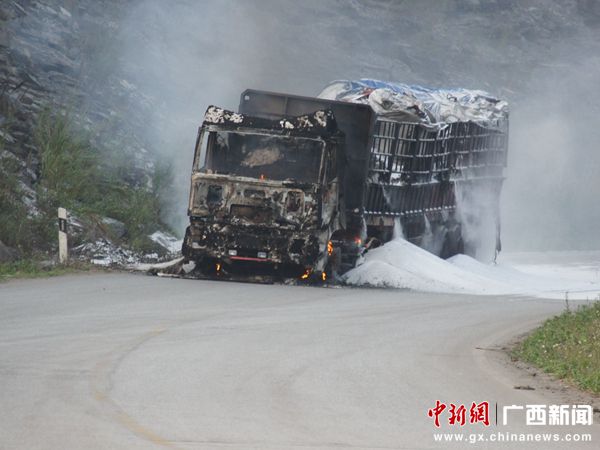 崇左一载40吨氧化铝货车自燃幸未造成人员伤亡