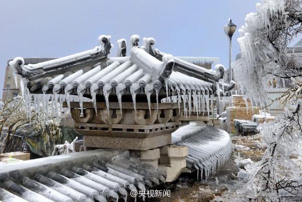 山西晋城一景区现冰挂景观 被赞“冰山玉宫”
