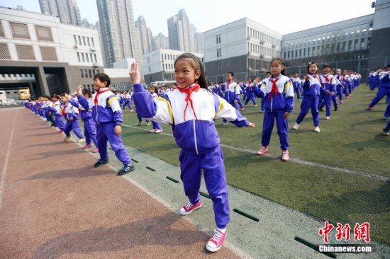 天津数千名小学生跳《小苹果》课间操