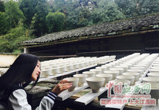 杨钰莹现身瓷都清纯打扮如少女 网友求偶遇（组图）