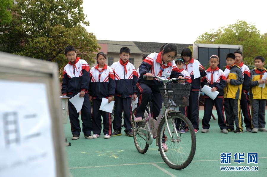 浙江余姚一小学推出自行车骑行“考试”