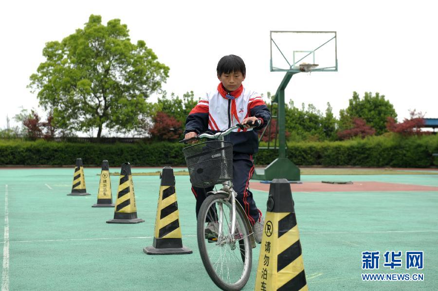 浙江余姚一小学推出自行车骑行“考试”