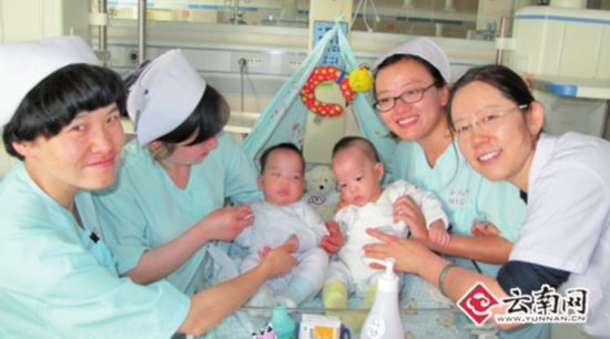 云南首次成功分离的连体婴儿康复 陆良连体小姐妹出院