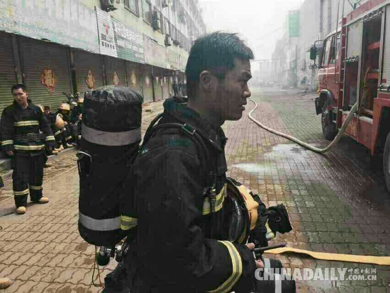 河北沧州市场大火近29个小时后成功扑灭