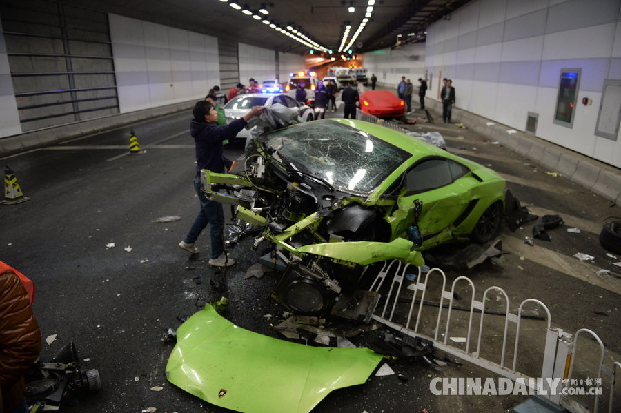 北京鸟巢附近一法拉利与兰博基尼飙车相撞 