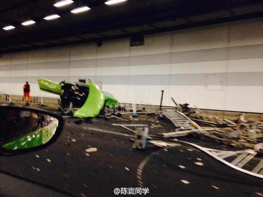 北京鸟巢附近一法拉利与兰博基尼飙车相撞 