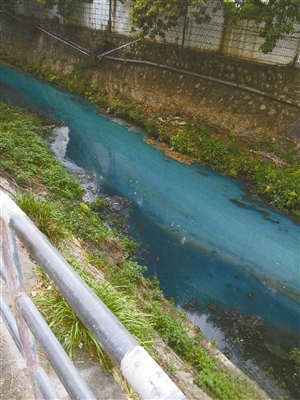 排洪渠的水是蓝色的!龙岗环保所将持续关注水色变化