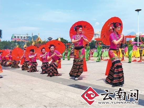 中国·德宏2015国际泼水狂欢节开幕