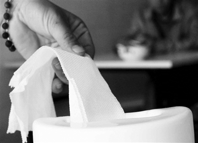 4成餐飲用紙存安全隱患 南京餐館衛生紙最便宜1元1斤