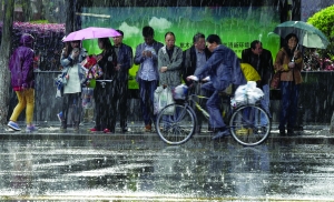 南京上演“太阳雨+双彩虹”气象奇观 13日大降温