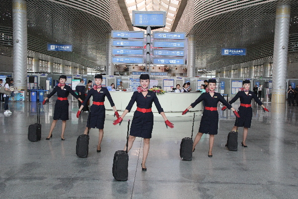 西双版纳机场联合东方航空公司“青春闪舞”迎接泼水节