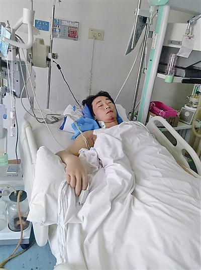 4月11日,兰州军区乌鲁木齐总医院,杨元智躺在病床上.