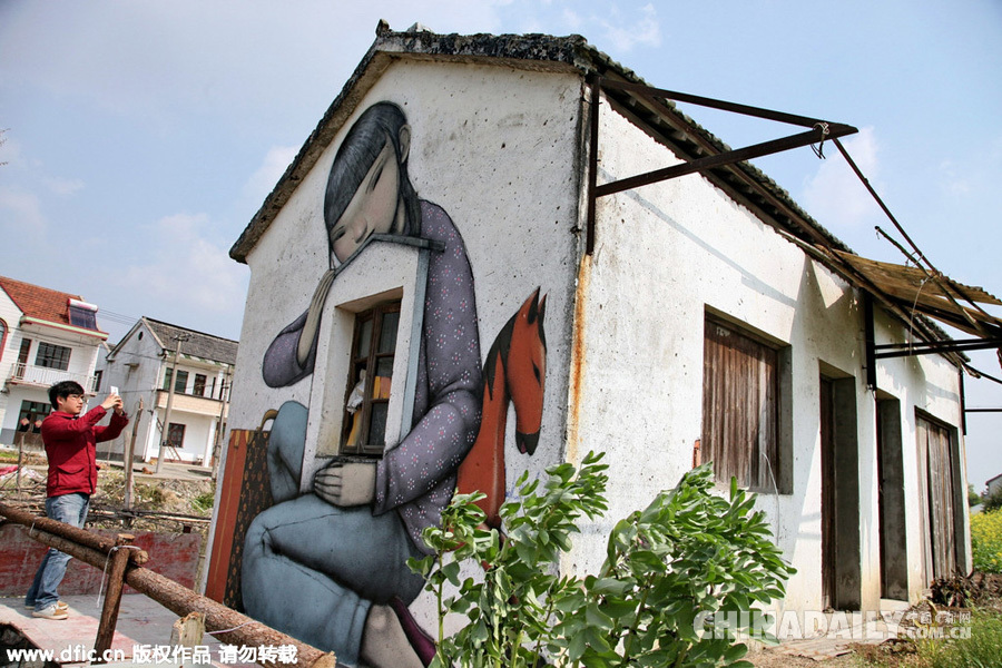 法国艺术家“江南版”涂鸦扮靓上海乡村