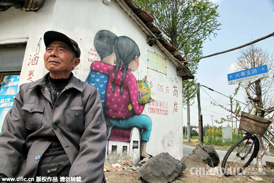 法国艺术家“江南版”涂鸦扮靓上海乡村