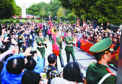 武警南京国旗班都是帅哥 为国旗升起时刻付出太多