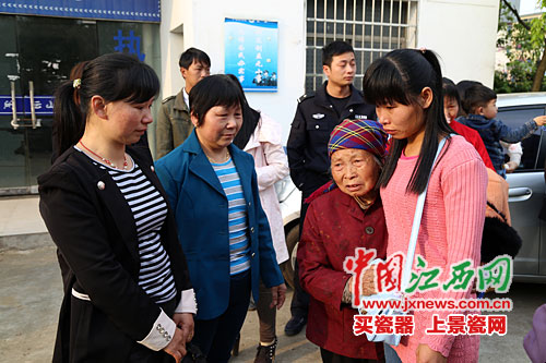 8岁姑娘深圳卖花失踪 央视寻亲节目助其母女团聚