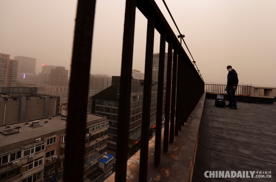 沙尘暴突袭京城 市区能见度骤减