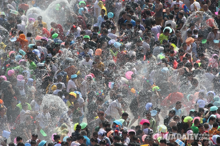 云南西双版纳：数万群众泼水节狂欢