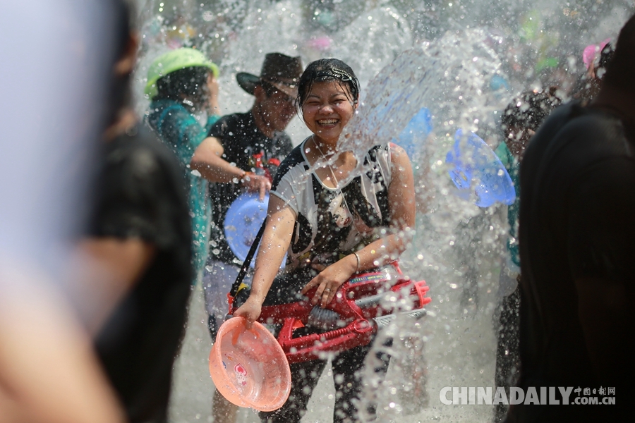 云南西双版纳：数万群众泼水节狂欢