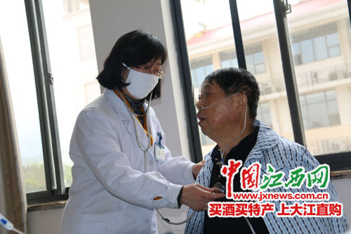 江西九江第一人民医院患癌医生鼓励患者笑对病魔
