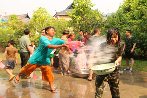 云南勐啊边境检查站与驻地傣族群众共庆泼水节