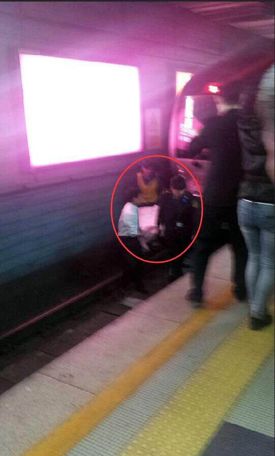 北京地铁1号线军博站坠轨乘客确认死亡(图)