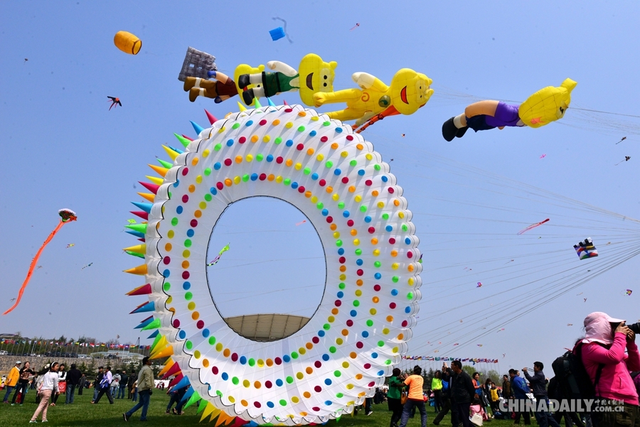 第32届潍坊国际风筝会：万人放飞风筝 促风筝产业发展