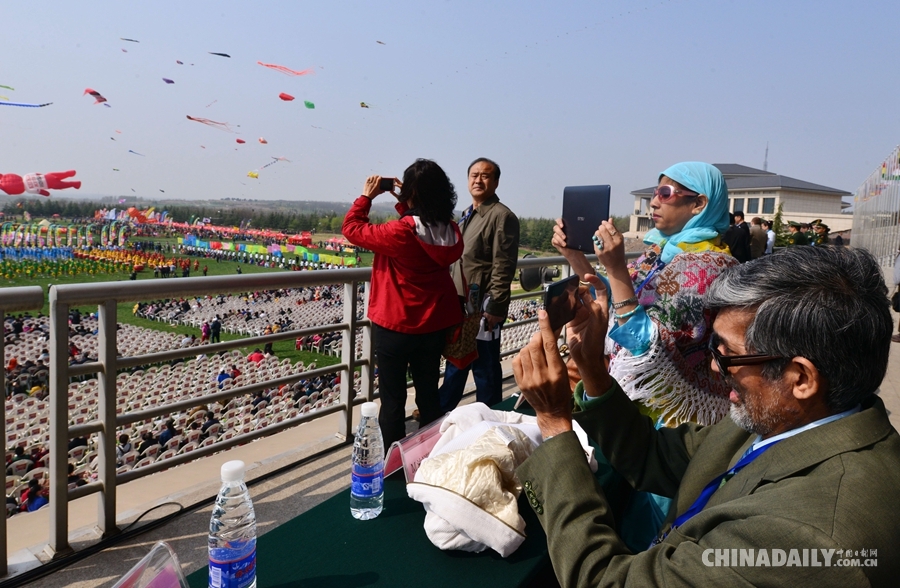 第32届潍坊国际风筝会：万人放飞风筝 促风筝产业发展