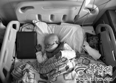 西安儿童医院里的癌症患者：8岁娃患胃癌爱吃泡面