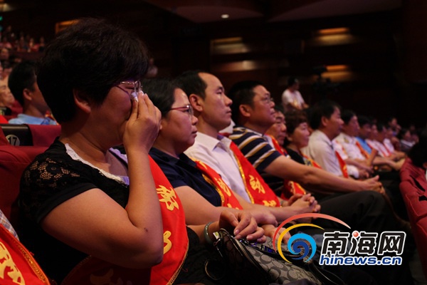 中华全国总工会文工团慰问劳模五一晚会在海口举行