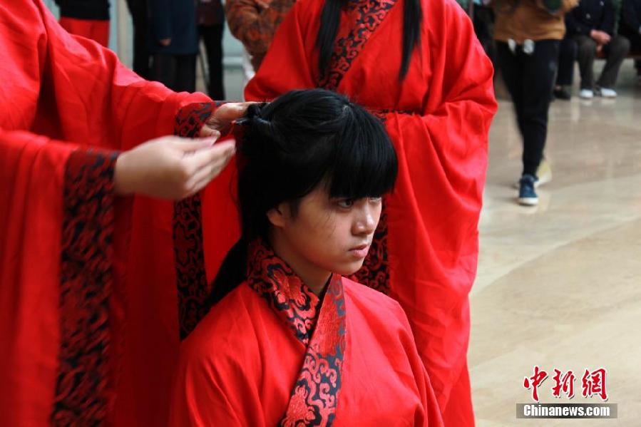 西安众汉服美女“上巳节”体验传统成人礼