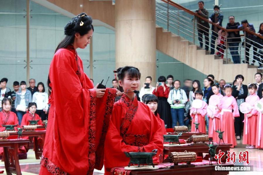 西安众汉服美女“上巳节”体验传统成人礼