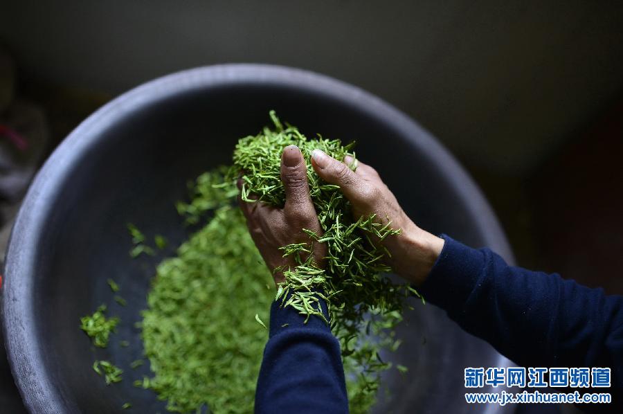 炒茶工在炒茶(4月16日摄)