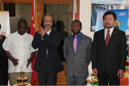 孔子和平奖：津巴布韦大使馆点亮世界和平圣灯!