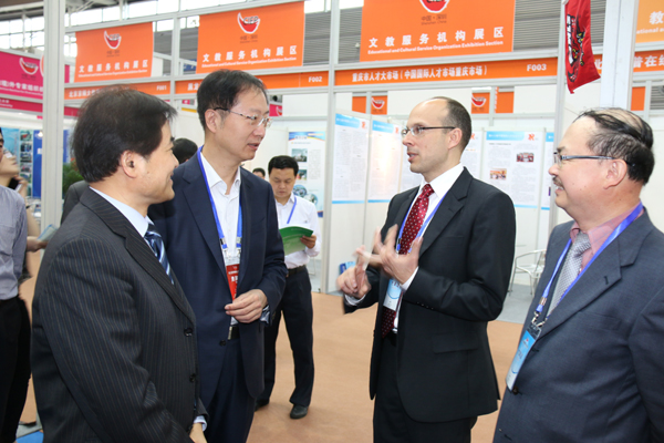 才大会搭建交流平台 山东计划引进外国专家63