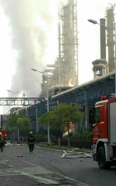 南京扬子石化厂区乙烯储罐发生爆炸 网友：睡梦中被震醒
