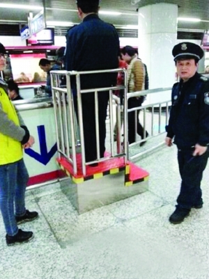 深圳地铁踩踏致12人受伤 南京地铁有大客流应急预案
