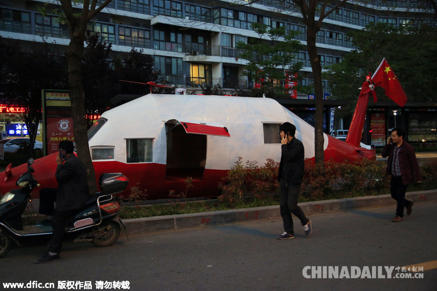 郑州60岁老汉为83岁老母亲造“直升机”