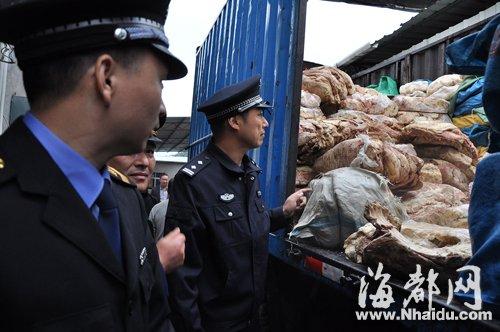 南平警方集中销毁14吨病死猪肉 部分已冰冻几年
