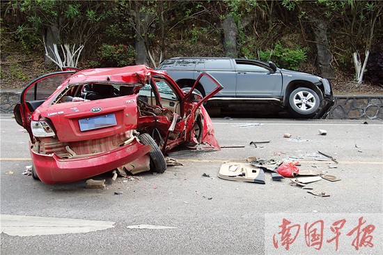 一辆小车与一辆越野车相撞 两名女子不幸身亡(图)