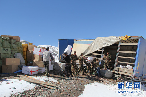新疆吐尔尕特边检站联合乡政府救助吉尔吉斯斯坦侧滑车辆