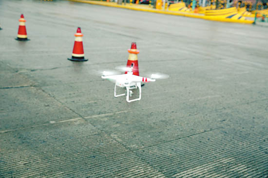 无人机航拍报警器监测 新科技试水高速路事故处理
